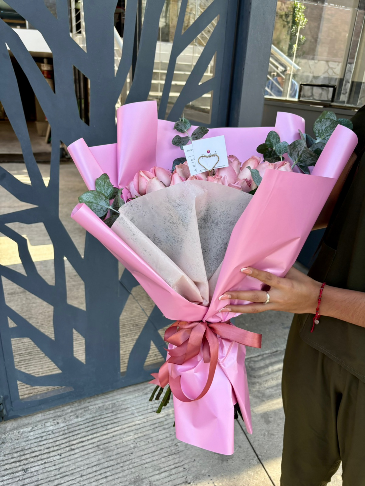 Ramo 24 Rosas Dólar Caricia